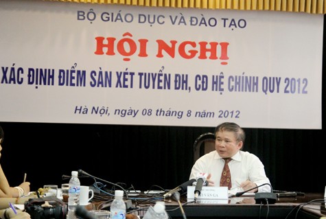 Thứ trưởng Bùi Văn Ga chủ trì buổi họp xác định điểm sàn ĐH, CĐ năm 2012. Ảnh: Xuân Trung