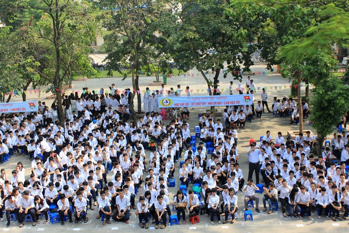Trường THPT Đinh Tiên Hoàng bước vào năm học mới đón chào 359 em lớp 10. Theo TS Nguyễn Tùng Lâm với mô hình của mình, đây là trường duy nhất không tuyển chọn đầu vào nhưng vẫn đảm bảo chất lượng toàn diện khi học sinh tốt nghiệp THPT.