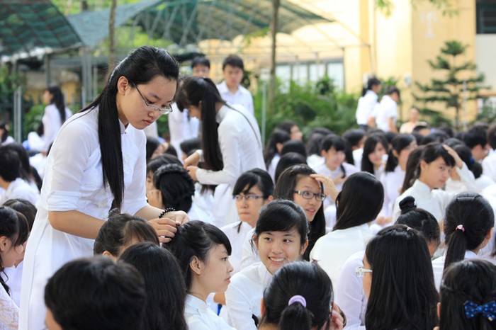 Chùm ảnh: Giới trẻ Hà Thành chào Quốc khánh bằng đàn ghita >>Nữ sinh đẹp rạng ngời ngày khai trường Rơi nước mắt, học sinh quỳ đất trong lễ khai giảng Phát sốt vì cô giáo 9X xinh đẹp của trường Chuyên Hà Nội - Amsterdam