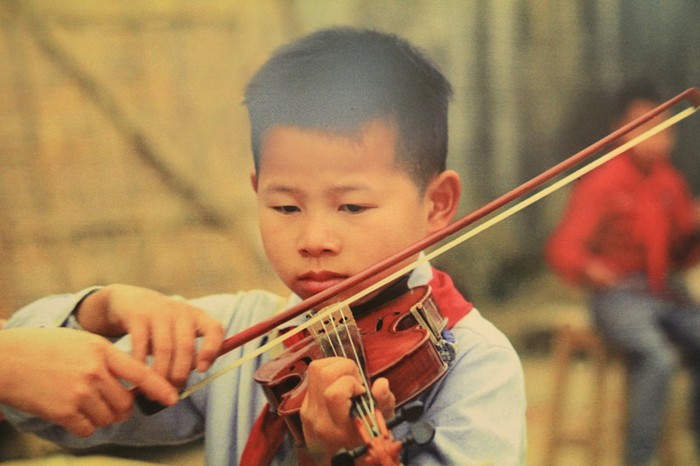 Dù trong bom đạn, những tiếng đàn vẫn cất lên ở nơi sơ tán. Nhiều tài năng âm nhạc đã trường thành từ đây. >>Chàng trai không tay người Dao đỗ Đại học >>Đáng yêu những thiên thần nhỏ ngày khai trường >>Những hình ảnh đẹp nhất lễ khai giảng 2012