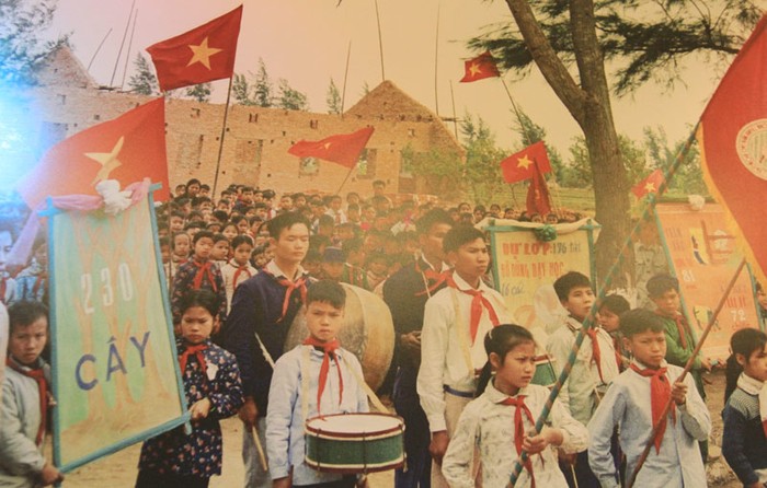 Nhiều phong trào thi đua học tập, lao động sản xuất của các em học sinh vẫn được tổ chức >>Những bức ảnh đen trắng quý hiếm về học sinh thời chiến >>Chàng trai không tay người Dao đỗ đại học >>Những hotgirl xinh tươi rạng rỡ ngày khai trường