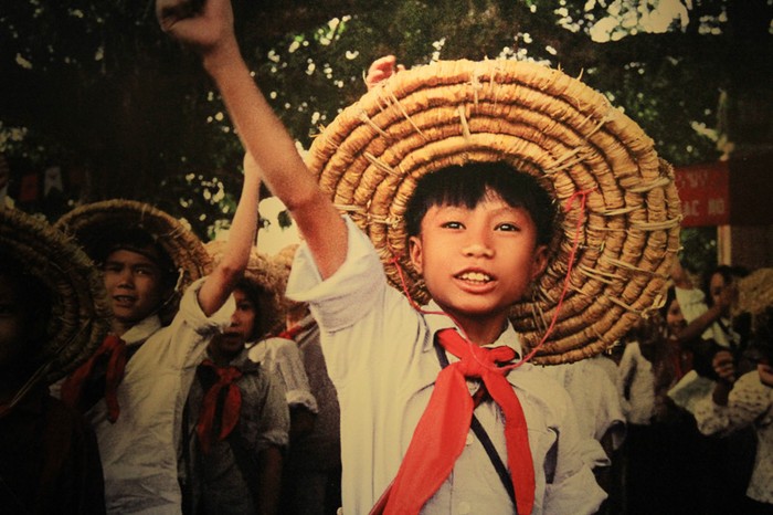 Học sinh luôn nêu cao tinh thần quyết tâm học tập tốt, lao động tốt để góp phần cùng nhân dân cả nước đánh thắng giặc Mỹ xâm lược. >>Chàng trai không tay người Dao đỗ Đại học >>Đáng yêu những thiên thần nhỏ ngày khai trường >>Những hình ảnh đẹp nhất lễ khai giảng 2012