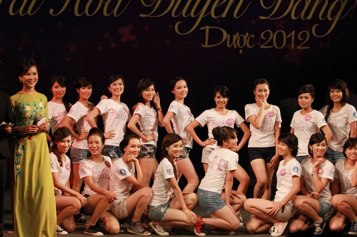 Đêm chung kết “Tài hoa duyên dáng Dược 2012” với 20 thí sinh với đẹp thuần khiết, đẹp từ trí tuệ cho tới con người. >>Vẻ đẹp ngọt ngào của hotgirl Linh Sunny >>Diệp Hồng Đào - Hotgirl gợi cảm của ĐH Cần Thơ >>Midu đẹp tinh khôi giữa phố Sài Gòn >>Nữ sinh HV Báo chí và Tuyên truyền khoe nét thanh tân, quyến rũ