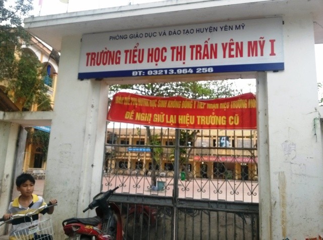 Khi phóng viên đến, khẩu hiệu đòi giữ lại hiệu trưởng cũ vẫn treo trước cổng trường. Ảnh Xuân Trung