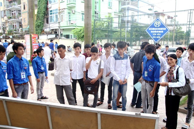 Các thí sinh tập trung xem lại sơ đồ phòng thi, thông tin trước ngày thi tại ĐH Công nghiệp Hà Nội. Ảnh Xuân Trung