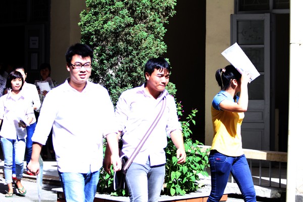 Thí sinh dự thi khối C tại trường Đại học Khoa học xã hội và Nhân văn sáng ngày 9/7. Ảnh Xuân Trung