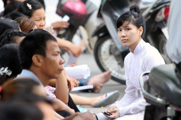 Một thí sinh trao đổi với mẹ, nói chuyện với các bạn tạo tâm lý thoải mái trước khi vào thi kể chuyện.