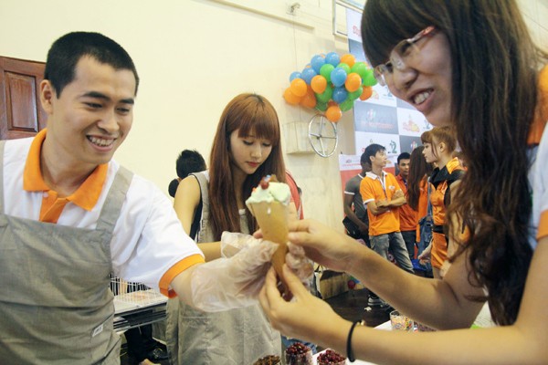 Cơ hội được ăn kem miễn phí khiến nhiều bạn trẻ vui mừng.