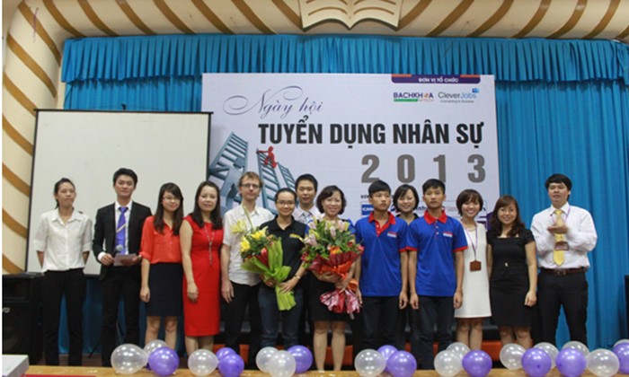 Lãnh đạo nhà trường tặng hoa cho cha con thủ khoa nghèo Nguyễn Hữu Tiến.