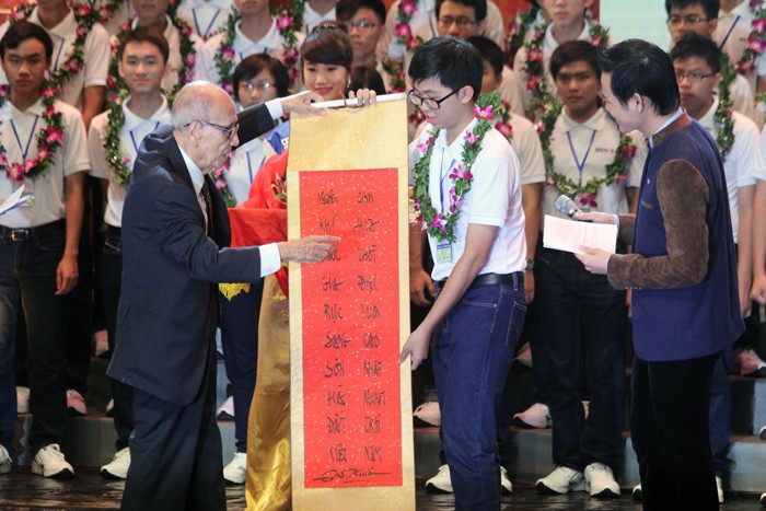 Xúc động trước thành tích của các học sinh giỏi, GS. Anh hùng lao động Vũ Khiêu đã dành tặng các em đôi câu đối: ""Nguyên khí quốc gia rực sáng sơn hà đất Việt. Tinh hoa thời đại vươn cao nhật nguyệt trời non”. Ảnh Xuân Trung