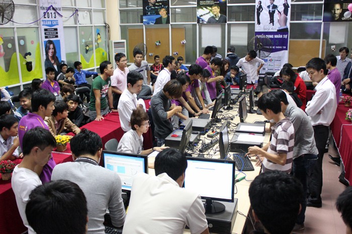 Hội thi kĩ thuật lần này có sự tham gia của rất đông các sinh viên thuộc các trường Đại học khối kĩ thuật trên địa bàn Hà Nội tham dự.