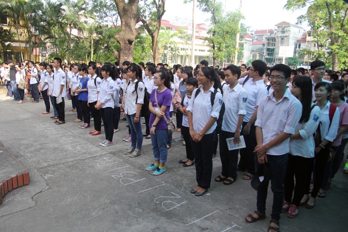 Học trò thi tốt nghiệp trong tiết trời nắng nóng ảnh 1