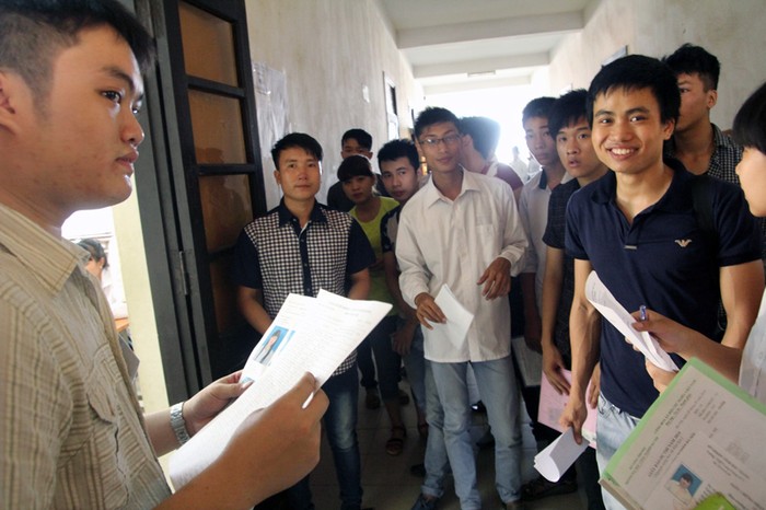 Trong phòng thi, các thí sinh chuẩn bị được gọi vào phòng làm thủ tục để bước vào ngày thi đầu tiên.