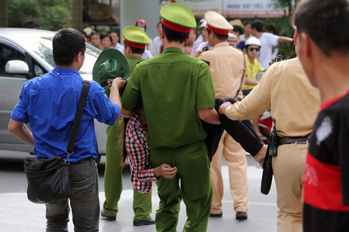 Trong lúc chờ con làm bài thi, do đứng nắng và chờ đợi lâu nên đã ngất xỉu, ngay sau đó lực lượng an ninh và CSGT làm nhiệm vụ tại đây đã đưa phụ huynh này đi cấp cứu.