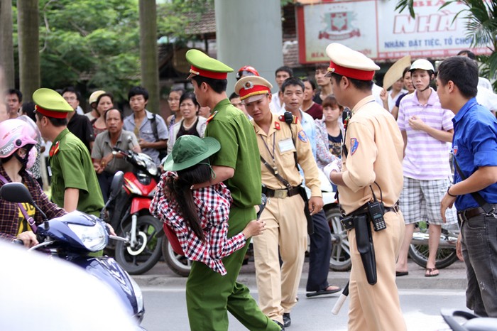 Nhiều người không biết danh tính vị phụ huynh này là ai, nhưng đều nói do chờ đợi mệt mỏi và mất nước nên đã lịm đi.