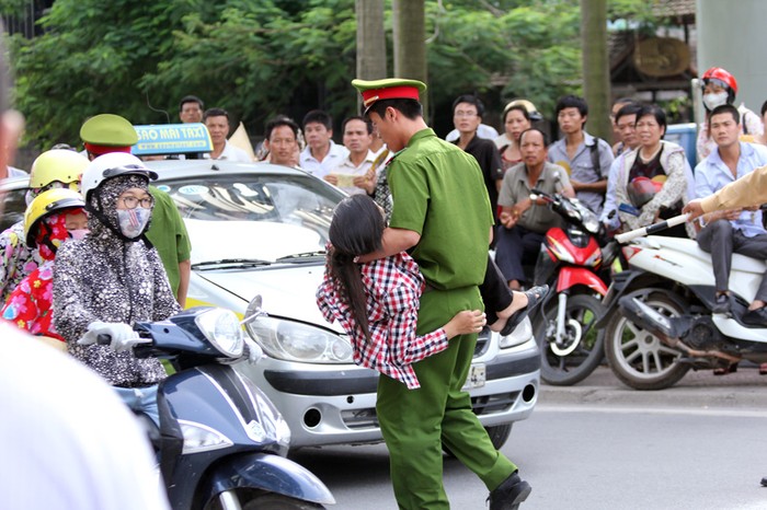 Rất may, vị phụ huynh này đã được cấp cứu kịp thời, không ảnh hưởng tới tính mạng.