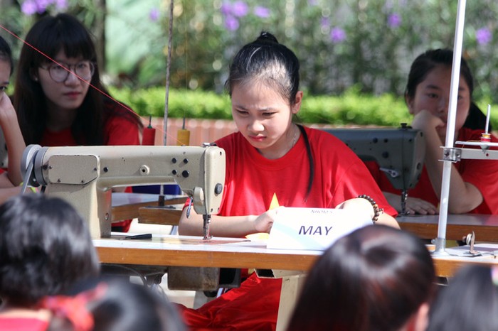 Giai đoạn may cờ gồm bảy bước: cắt vải đỏ, cắt sao vàng, gấp mép và tạo nếp vải đỏ, gấp mép và tạo nếp sao vàng, khâu sơ lược sao vàng và các nếp gấp, may hoàn thiện cờ và kiểm tra.