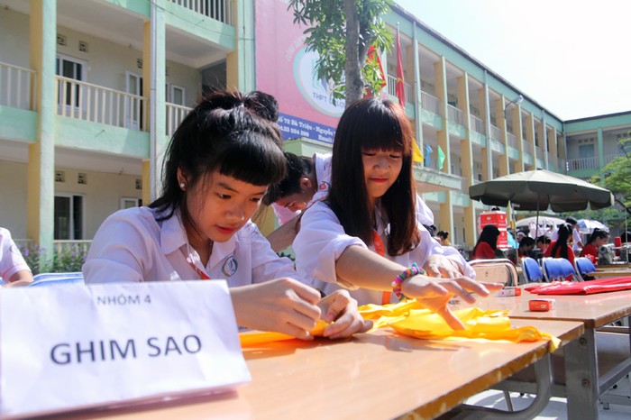 Dựa vào đó nhà trường chia là 7 đội, mỗi đội làm làm một nhiệm vụ trong bảy bước. Công việc làm cờ Tổ quốc sẽ diễn ra tại trường với hơn 100 học sinh vào sáng ngày 10/8/2014.