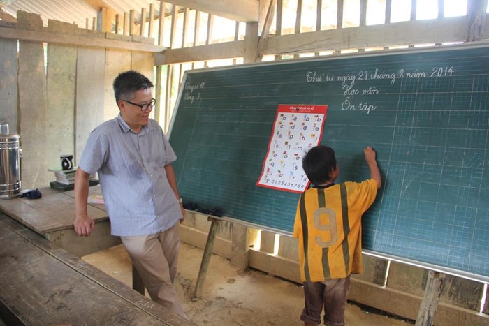 GS. Ngô Bảo Châu chứng kiến tận mắt giây phút học tập của trẻ em vùng cao.