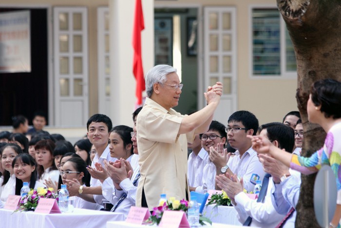 Cũng trong sáng nay thầy và trò Trường THPT Nguyễn Gia Thiều vinh dự và tự hào được đón Tổng bí thư Nguyễn Phú Trọng về dự, Tổng bí thư cũng từng là học sinh trường Nguyễn Gia Thiều.