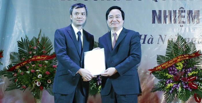 Giám đốc ĐHQG HN Phùng Xuân Nhạ đã trao Quyết định bổ nhiệm Hiệu trưởng Trường Đại học Công nghệ cho PGS.TS Nguyễn Việt Hà.