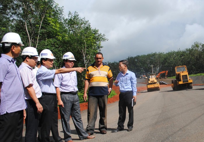 Ông Lâm Văn Hoàng, Tổng giám đốc Ban Quản lý dự án đường HCM (người chỉ tay), cho biết: &quot;Đi kiểm tra công trường đường HCM chúng tôi nhiều khi rất &quot;đau đầu&quot; với các dự án BOT, vì họ cứ nghĩ họ bỏ kinh phí họ có quyền, nên nhiều khi không tiếp thu chỉ đạo của cơn quan quản lý nhà nước. Nhưng nhà đầu tư BOT Toàn Mỹ lại khác, họ nghiêm túc chấp hành các quy định, và chủ động xây dựng kế hoạch thi công khoa học, bảo đảm tiến độ và chất lượng công trình.