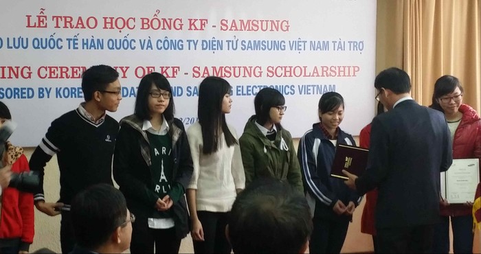 Nhiều học sinh, sinh viên nghèo được nhận học bổng từ Sam Sung.