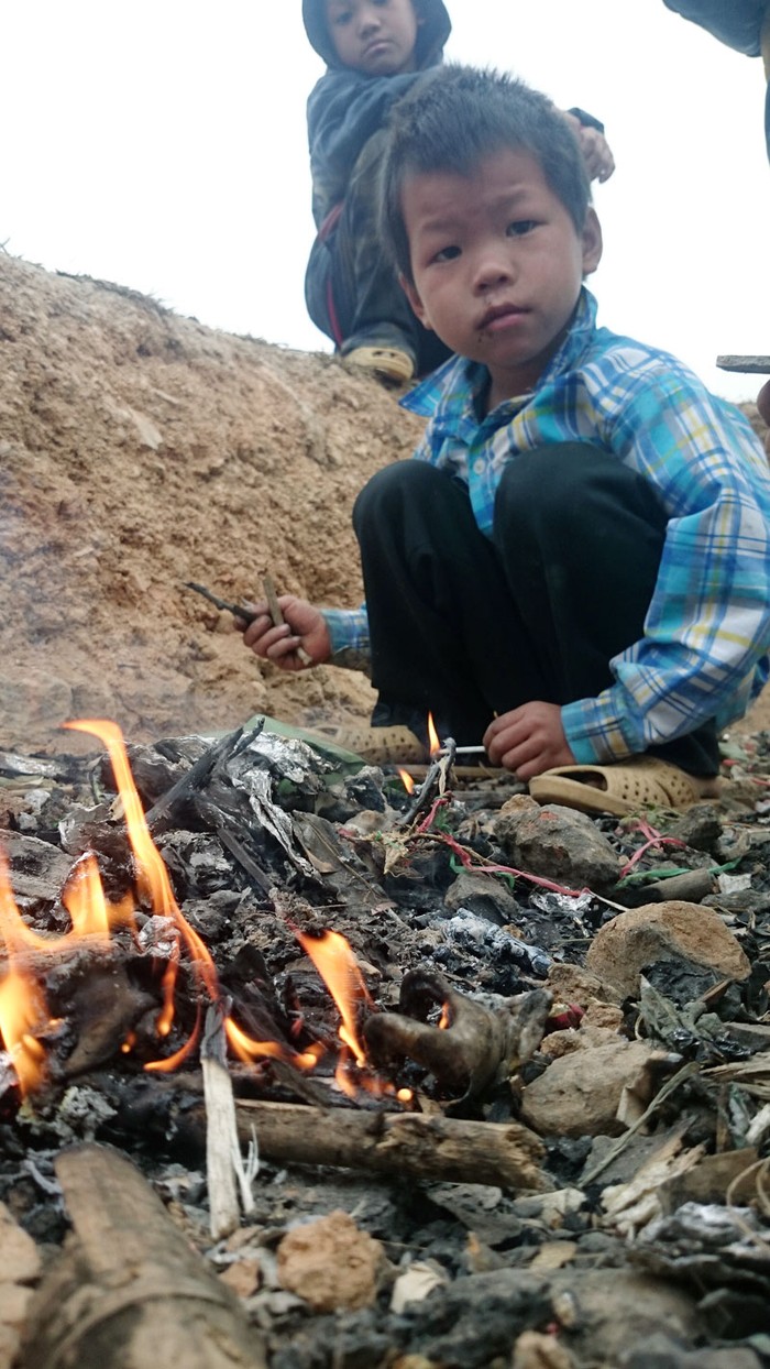 Bên cạnh lớp học của các em có những hố đất được làm để đốt lửa sưởi ấm những ngày giá lạnh.