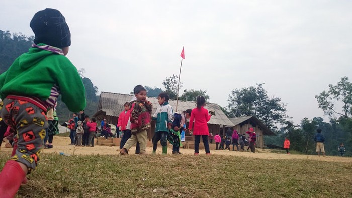 Ngôi trường tiểu học Lũng Luông chỉ là những căn nhà cấp 4, được lắp ghép bằng những tấm ván gỗ rừng chưa được kín. Ngồi trong lớp vẫn cảm thấy gió lạnh từ ngoài thổi vào.