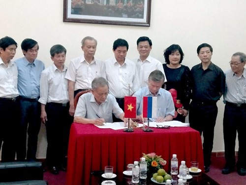 Lễ ký kết văn bản thỏa thuận về việc thành lập trường đại học liên kết Nga – Việt. Ảnh Thu Ngà