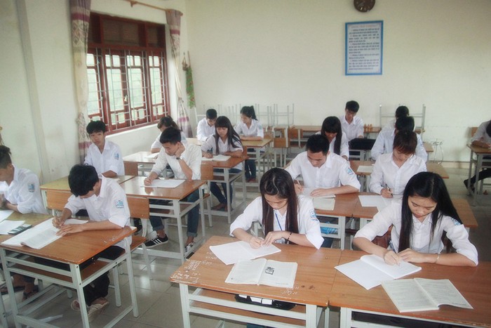 Học sinh trường THPT Cô Tô gấp rút ôn tập chuẩn bị cho kỳ thi “2 chung”. Ảnh Thùy Linh