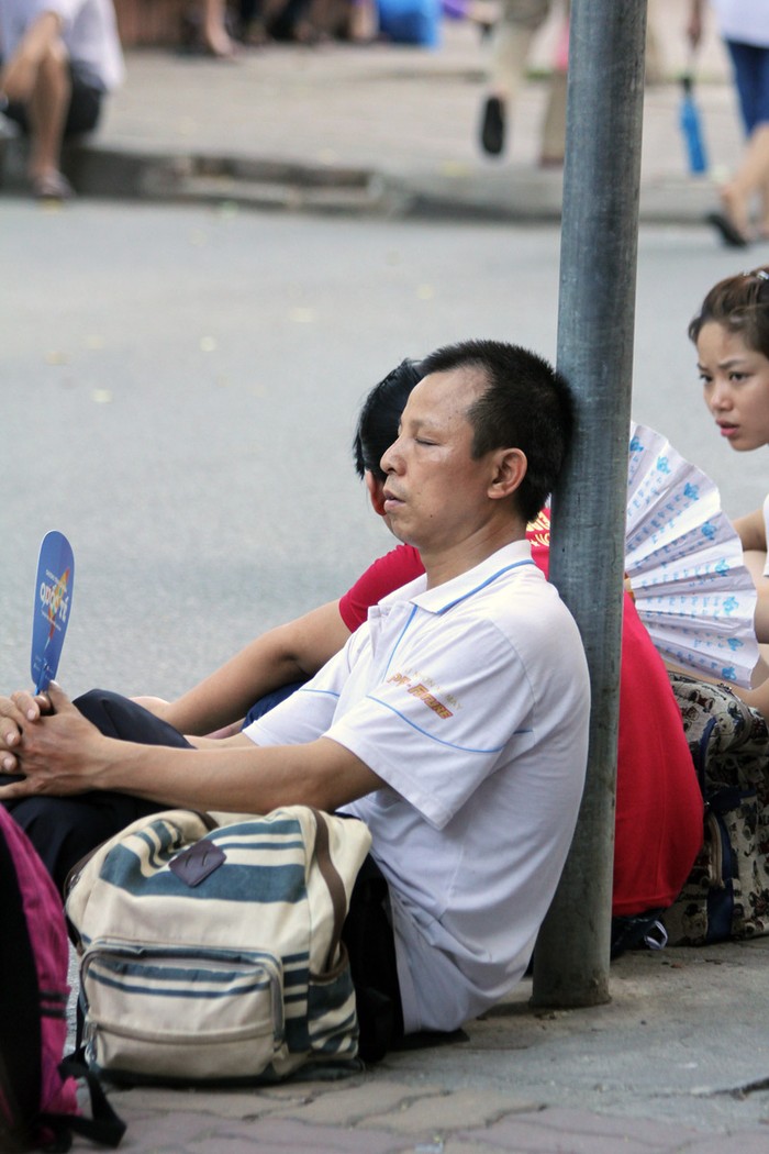 Mệt mỏi nhưng người bố này lúc nào cũng mong muốn con thi thật tốt.