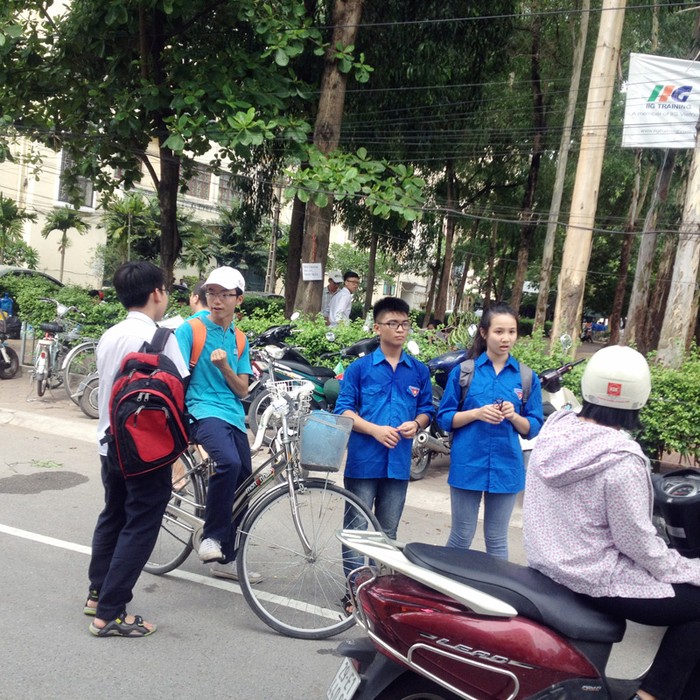 Ngay từ sáng sớm những học sinh tình nguyện đã nhiệt tình giúp sức các phụ huynh về thông tin phòng thi.