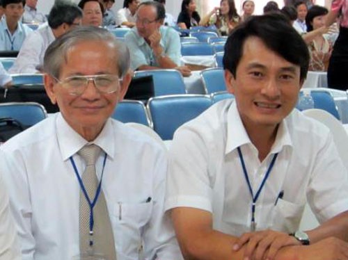 Thầy Trần Trung Hiếu (bên phải) cùng GS.Phan Huy Lê tại một Hội nghị khoa học lịch sử. Ảnh NVCC