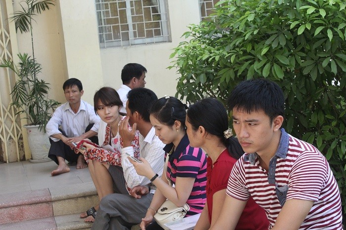 Xếp hàng chờ nộp nguyện vọng tại Đại học Sư phạm Hà Nội. Ảnh Thùy Linh
