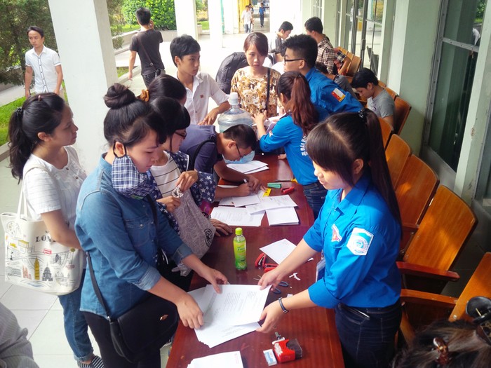 Bàn tiếp đón và hướng dẫn thí sinh vào nộp nguyện vọng tại Đại học Bách khoa Hà Nội.