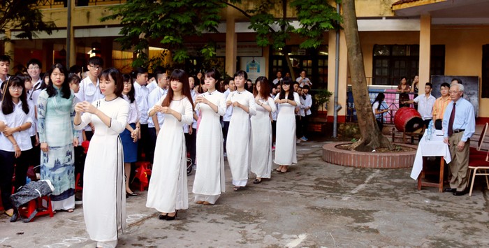 Lễ dâng hương tưởng nhớ người Anh hùng dân tộc Đinh Tiên Hoàng của thầy trò trường THPT Đinh Tiên Hoàng sáng nay.Ảnh Xuân Hải