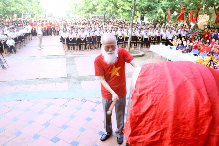 Thầy Cương đánh trống khai giảng năm học mới.