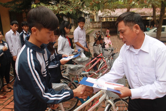 Lãnh đạo Đảng ủy, UBND xã Tự Lập, Mê Linh trao quà động viên các em trong học tập.