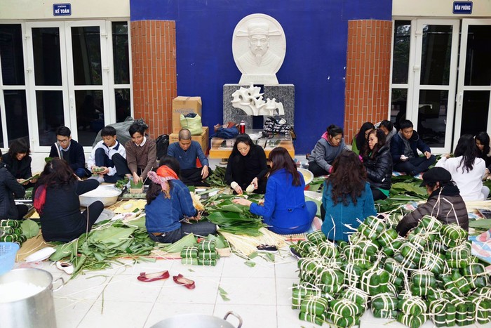 Thầy và trò cùng nhau ngồi gói bánh chưng đón Tết.