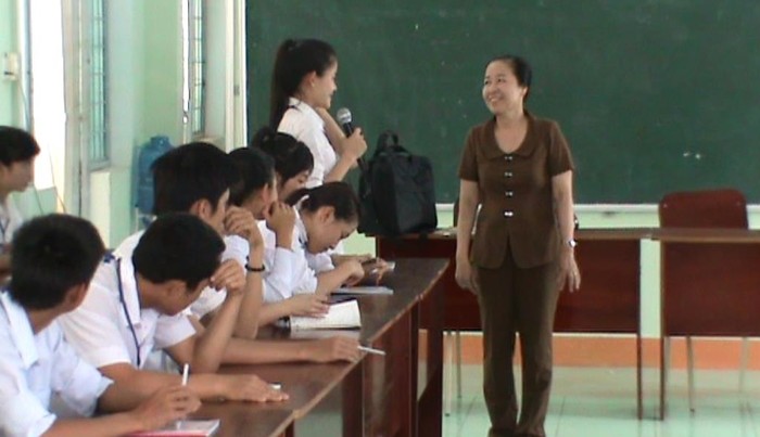 Cô Thanh Hà thực nghiệm 2 tiết giáo dục mở tại trường Trần Quốc Tuấn, huyện Đăk Hà, tỉnh Kon Tum. Ảnh cô giáo Thanh Hà cung cấp.