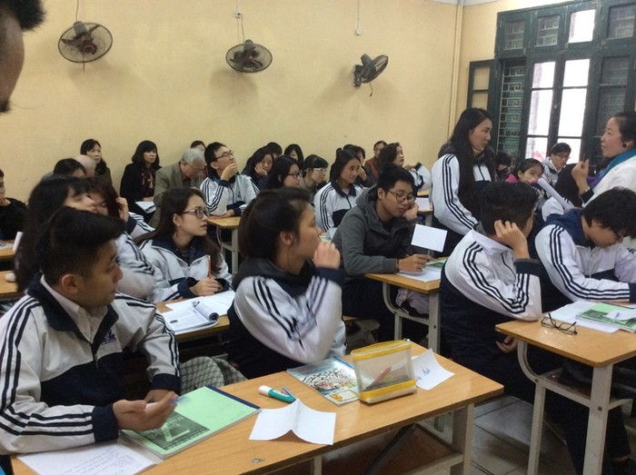 Cô Thanh Hà thực nghiệm 2 tiết giáo dục mở tại trường Đinh Tiên Hoàng, Ba Đình, Hà nội. Ảnh Phương Thảo