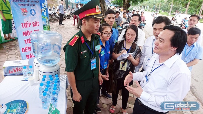 Bộ trưởng động viên các tình nguyện viên tiếp sức mùa thi.