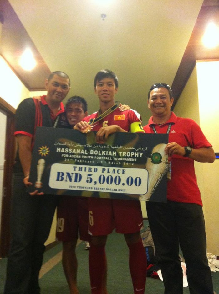 Các cầu thủ U.19 Việt Nam hài lòng với HCĐ tại giải U.21 Quốc tế Brunei 2012.