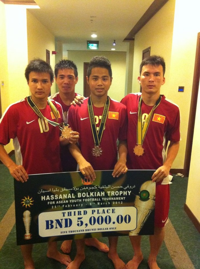 Các cầu thủ U.19 Việt Nam hài lòng với HCĐ tại giải U.21 Quốc tế Brunei 2012.