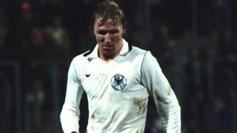 Tiền đạo Horst Hrubesch. - người ghi hai bàn thắng trong trận CK EURO 1980