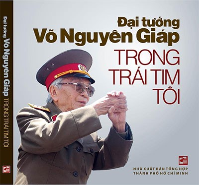 Bìa sách sách ảnh “Đại tướng Võ Nguyên Giáp trong trái tim tôi”.