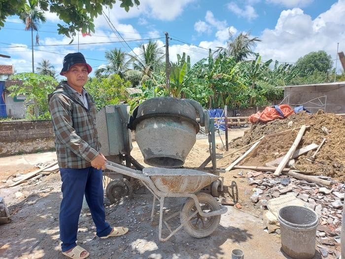 Thầy Nguyễn Duy Trình làm phụ hồ để có thêm kinh phí trang trải cuộc sống- Ảnh minh họa Vnexpress.net