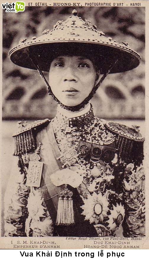 11. Vua Khải Định ( 8 tháng 10, 1885 – 6 tháng 11, 1925), hay Nguyễn Hoằng Tông là vị Hoàng đế thứ mười hai nhà Nguyễn tronglịch sử Việt Nam, ở ngôi từ 1916 đến 1925