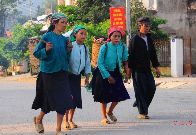 Cả gia đình đến phiên chợ.